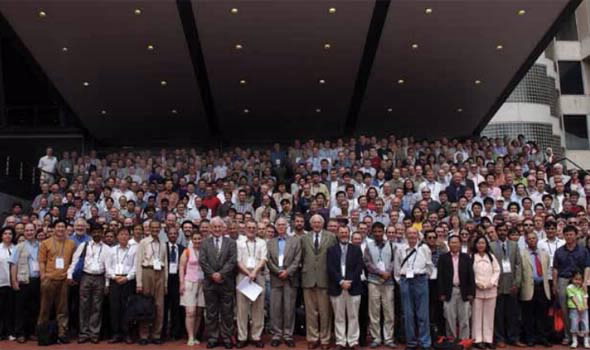 A photo taken of delegates at the 2005 International Conference on Neutron Scattering in Sydney